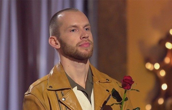 Холостяк познакомил девушек со своей бабушкой