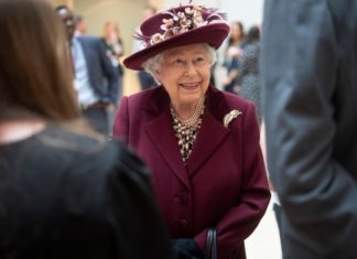 СМИ стало известно, кто заменит Елизавету II
