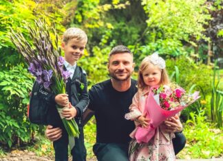 Подборка: звезды отвели детей в школу