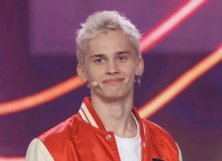 ΠΠΈΠ»ΠΎΡ
ΠΈΠ½ Π²ΠΏΠ΅ΡΠ²ΡΠ΅ ΠΏΠΎΠΎΠ±ΡΠ°Π»ΡΡ Ρ Π±ΠΈΠΎΠ»ΠΎΠ³ΠΈΡΠ΅ΡΠΊΠΈΠΌΠΈ ΡΠΎΠ΄ΠΈΡΠ΅Π»ΡΠΌΠΈ