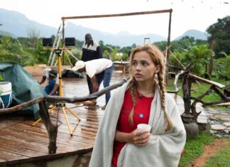 Тайфун разрушил съемочную площадку шоу “Звезды в Африке”