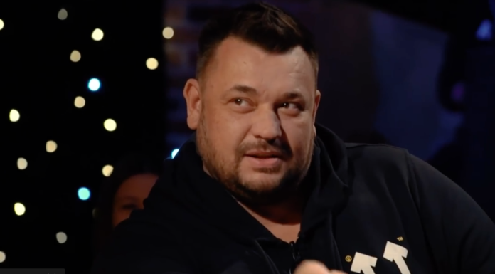 Поклонница порезала Жукова ножом во время концерта