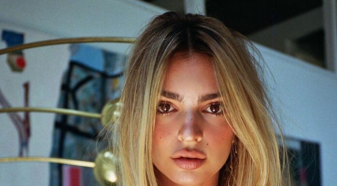 Эмили Ратаковски вновь готова сменить цвет волос