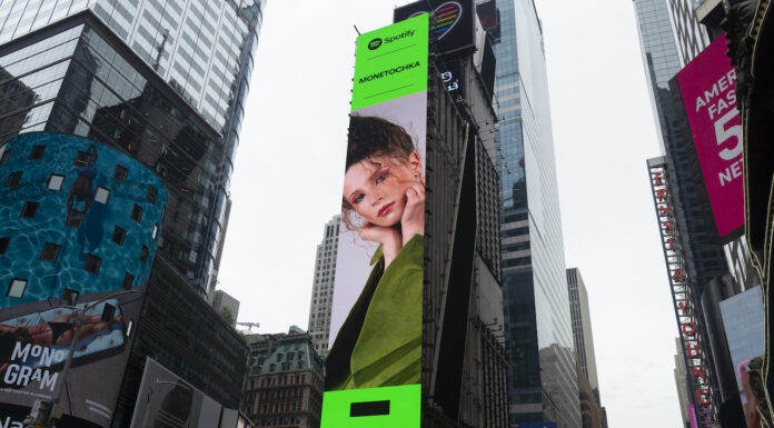 Spotify разместил билборд с Монеточкой в центре Нью-Йорка