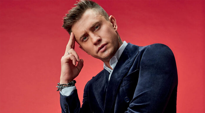 Прилучный снялся в эротическом клипе с популярными близняшками